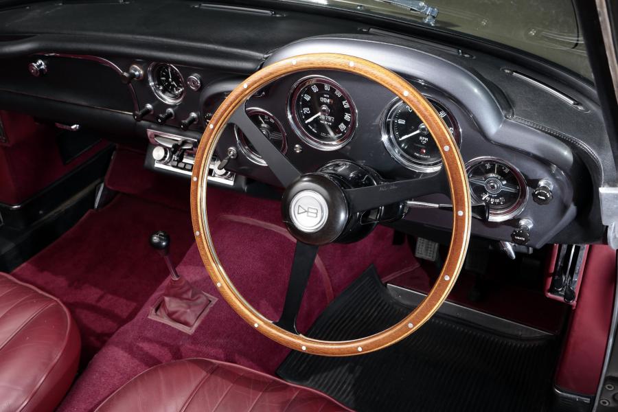 Панель приборов Aston Martin DB4 Convertible 1962 года  (фото 16 из 41)
